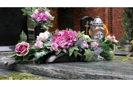 Традиція приносити штучні квіти на цвинтар