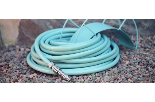 Як вибрати ідеальний шланг для поливу: поради для дачників і власників приватних будинків