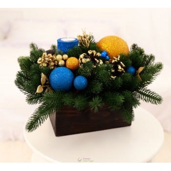 Новорічна композиція у дерев'яному кашпо "Candle"