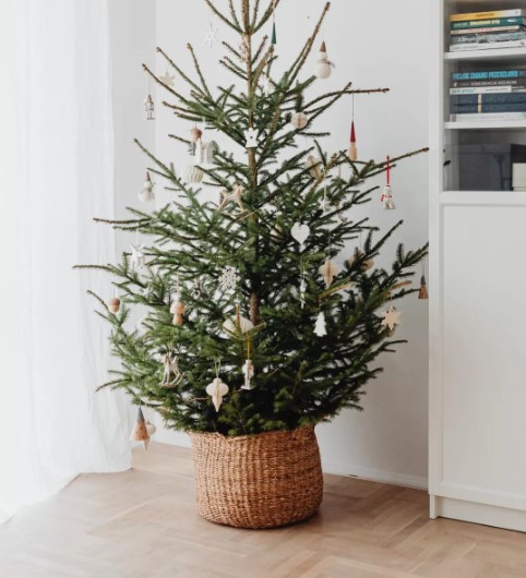 прикрашаємо низ ялинки